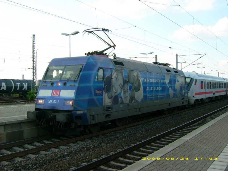 101 102 steht am 24.05.08 mit einem IC in Bitterfeld. Offensichtlich ist der Steuerwagen ausgefallen, den IC werden normalerweise nach Leipzig Hbf geschoben.