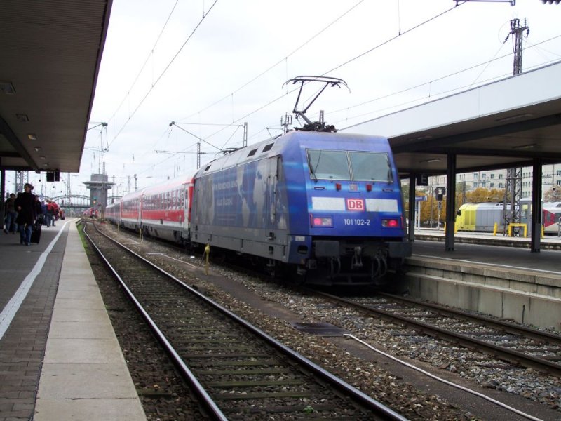 101 102  Wir Menschen sind alle gleich  schiebt am 04.11.2007 den RE 4044 nach Nrnberg aus Mnchen Hbf.