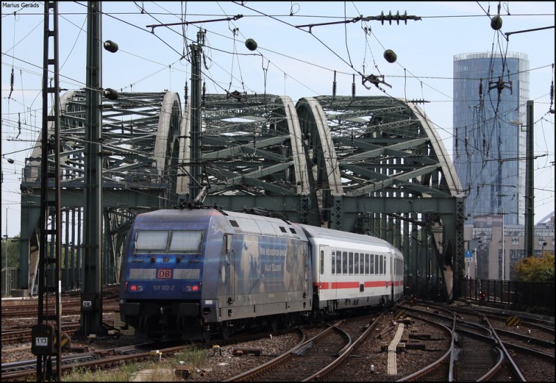101 102  Wir Menschen sind alle Gleich  mit dem IC2114 nach Hamburg-Altona bei der Ausfahrt von Kln Hbf 6.8.2009