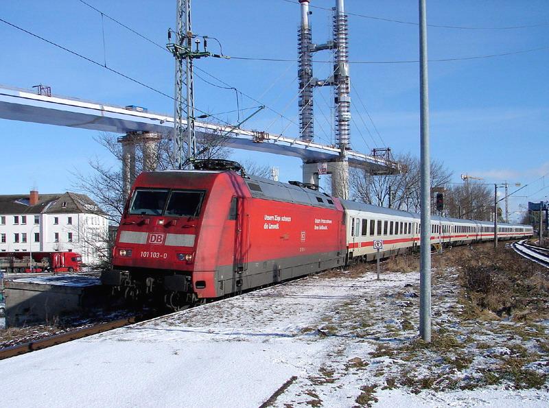 101 103-0  fhrt mit seinem IC in den Bahnhof Stralsund - Rgendamm ein.  (((Das Voranschreiten der neuen Sundquerung ist jetzt nicht mehr zu bersehen.)))   (am 27.02.06) 