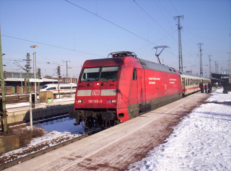 101 103-0 steht mit dem IC aus Hamburg Kommend in Richtung Passau in Dortmund Hbf am 29.01.2006