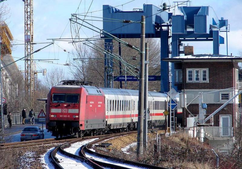 101 103-0 (vorIC2454)rollt mit abgesenktem Stromabnehmer ber die Ziegelgrabenbrcke. Das Foto wurde vom Bahnhof Stralsund -Rgendamm aus geschossen.   (am 27.02.06) 