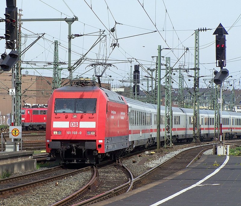 101 103-0 zieht einen InterCity in den Dsseldorfer Hbf am 27.04.08