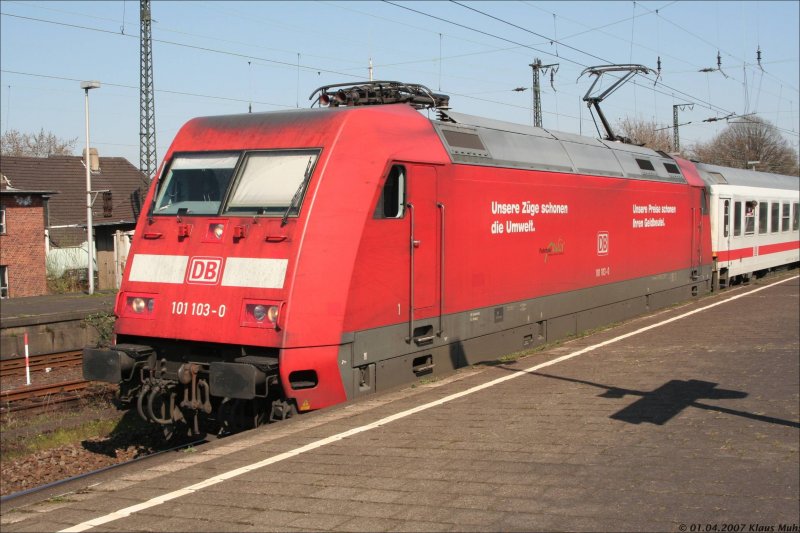 101 103-3 des IC Norddeich-Luxembourgh. Unsere Zge schonen die Umwelt, o.k. - Unsere Preise schonen Ihren Geldbeutel, naja. Auffllig an der 101 103-0 sind die unterschiedlichen Frontscheiben-Einfassungen. Wanne-Eickel HBf. 01.04.2007