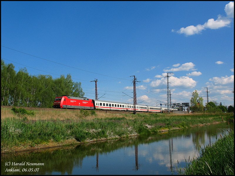101 103 am IC2455 nach Ostseebad Binz passiert mit ihrem Zug die Klappbrcke in Anklam, 06.05.07.
