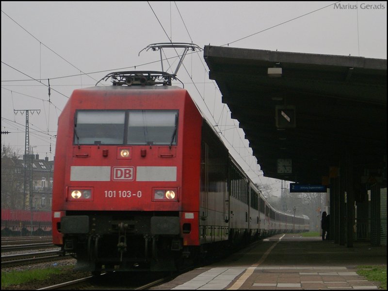 101 103 mit EC bei der Durchfahrt von Kln West 5.4.2009
