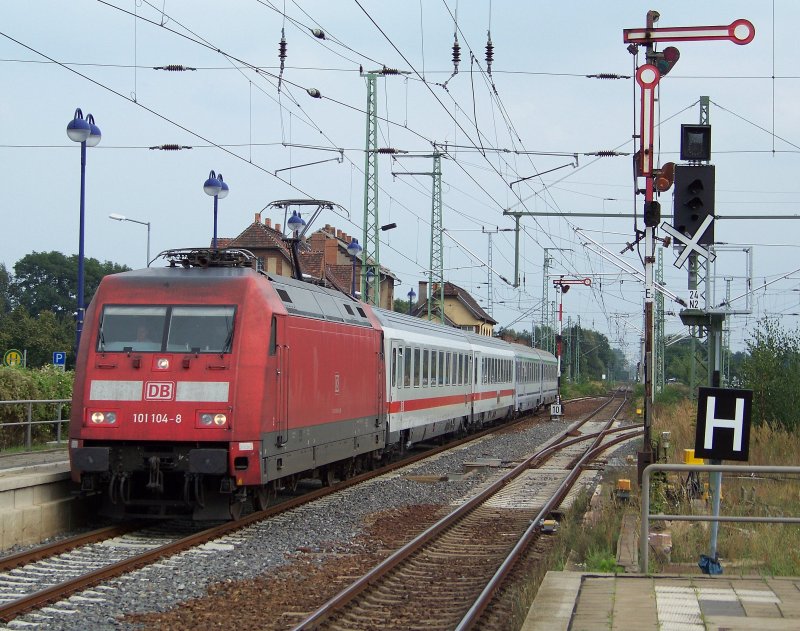 101 104-8 bei der Einfahrt mit dem EC 340  Wawel  (Krakow Glowny - Hamburg) in den Bahnhof von Lbbenau/Spreewald. 26.08.2009