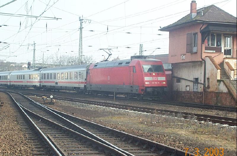 101-104 kommt gerade mit einem Intercity aus Hamburg-Altona und fhrt soeben in den Giessener HBF ein.