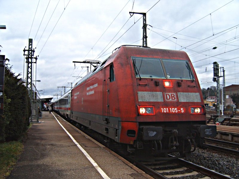 101 105-5 mit dem IC 2068 von Karlsruhe HBF nach Nrnberg HBF. Hier steht sie auf Gleis 1 des Aalener Bahnhofs. Foto: 13.01.07.