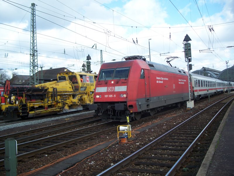 101 105-5 zieht den EC 7 Hamburg Altona - Chur (Schweiz)
am 10 Mrz 2007 aus dem Karlruher Hbf. Im Hintergrund ist eine Schotterprofieliermaschiene von DB Netz am Werk, bei der arbeit an dem eben erneuerten Gleis 2. 