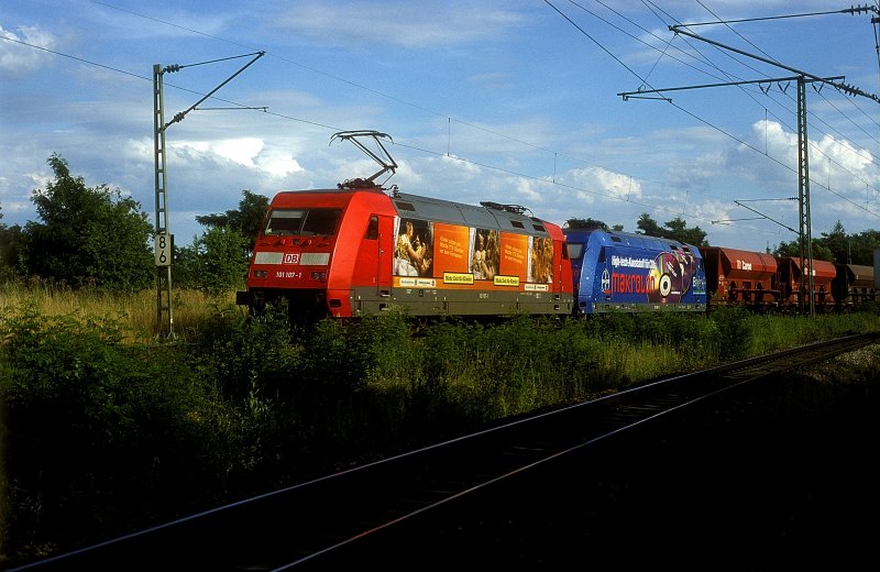 101 107 + 051  bei Kornwestheim  10.07.01  mit G�terzug