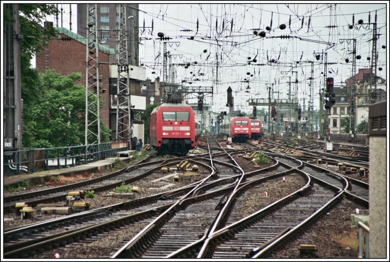 101 107 rollt mit dem IC 2112 am 27.05.07 in den Hauptbahnhof Kln ein. Auf dem Nebengleisen sind 101 029 und 099 zu erkennen.