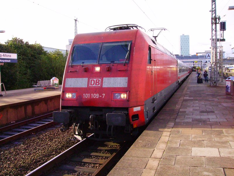 101 109-7 steht mit dem IC 2113 nach Stuttgart in Hamburg-Altona. 01.09.07