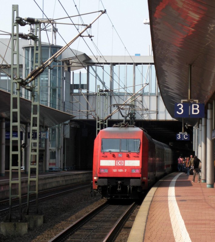 101 109-7 steht mit IC 2150 Stralsund - D�sseldorf Hbf in Kassel-Wilhelmsh�he auf Gl. 3 und wartet auf die Weiterfahrt nach Warburg. Aufgenommen am 1.05.09.