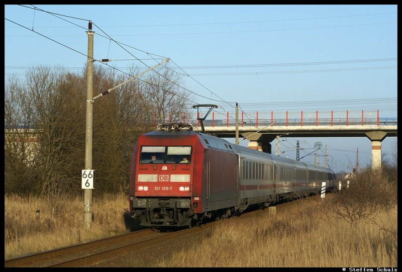 101 109 vor einem IC aus dem Ostseebad Binz nach Rostock. Aufgenommen habe ich das Bild am 29.12.08 kurz hinter Bentwisch.