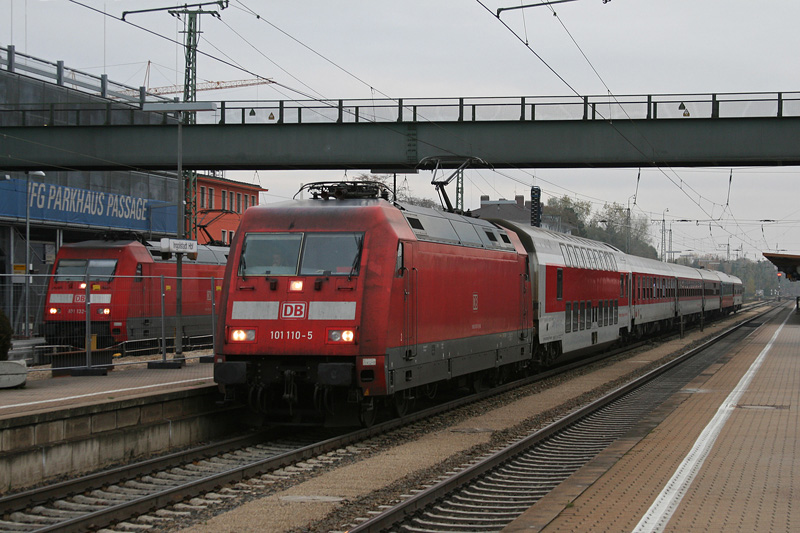 101 110 mit CNL 483 am 25.10.2009 in Ingolstadt.