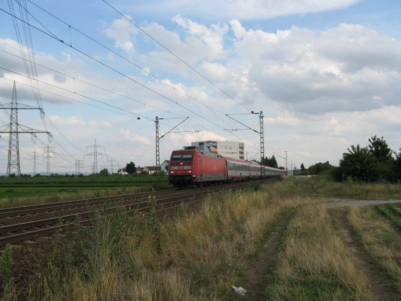 101 111-3 mit EC114 von Klagenfurt Hbf nach Dortmund Hbf.Dieser Zug wurde wegen Bauarbeiten ber Gro-Gerau umgeleitet.Am 29.07.08 bei der durchfahrt in Lampertheim.