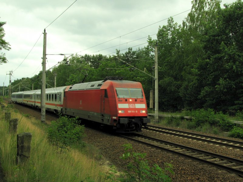 101 111-3 mit ihrem EC von Krakau nach Hamburg Hbf. aufgrund von Bauarbeiten heute durch den Nord-Sd-Tunnel hier bei Bestensee am 27.06 in Bestensee.