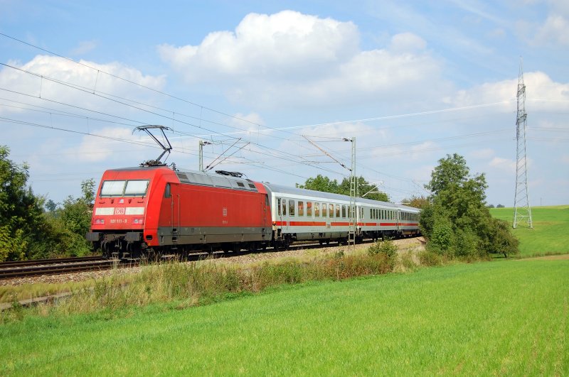 101 111-3 schob am 30.08.07 den IC 2069 von Karlsruhe HBF nach N�rnberg HBF, hier in H�he Aalen-Hofen aufgenommen.