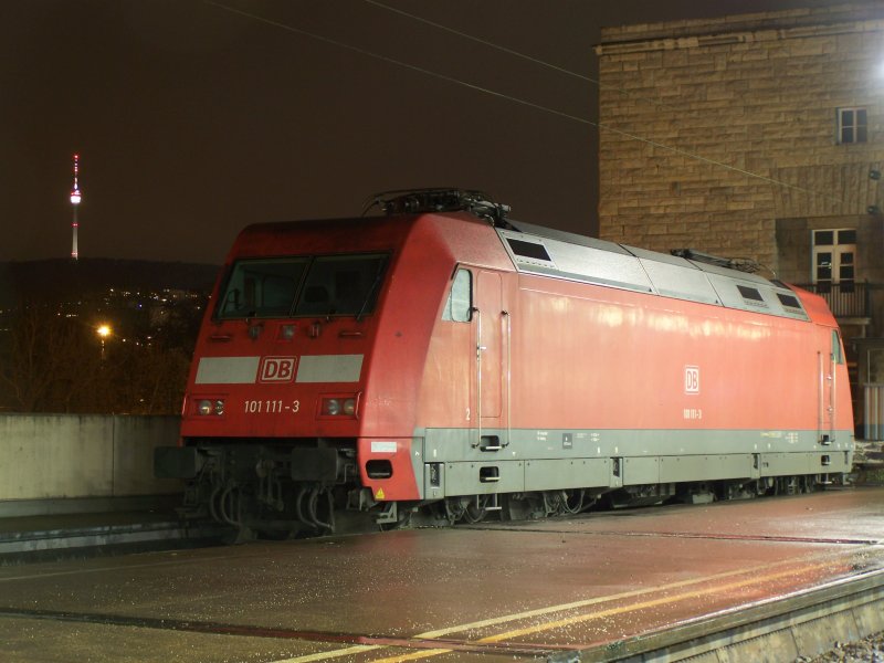 101 111-3 steht am Abend des 5.Januar 2008 im Stuttgarter Hbf abgestellt und wartet auf ihren nchsten Einsatz.