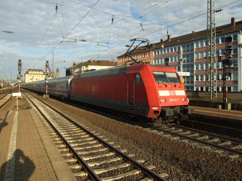 101 111-3 verlt mit IC2028 nach Hamburg-Altona den Bahnhof Koblenz.11.1.08