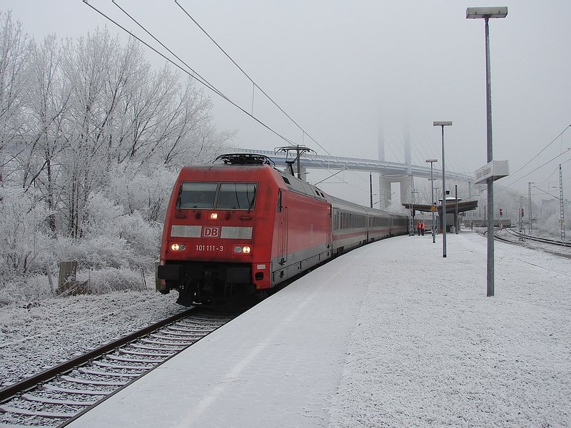 101 111 durchf�hrt mit IC 2213 den verschneiten Bahnhof Stralsund-R�gendamm. (29.01.09)