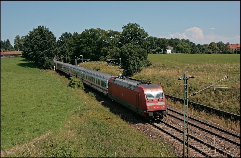 101 111 heult mit dem IC 2294 nach Frankfurt(Main)Hbf am Haken an mir vor�ber. (11.07.2008)
