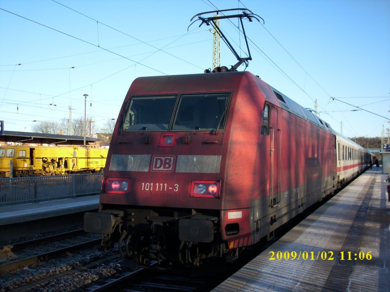 101 111,am 02.Januar 2009, mit dem IC 2184 Hannover-Binz, in Bergen/Rgen.