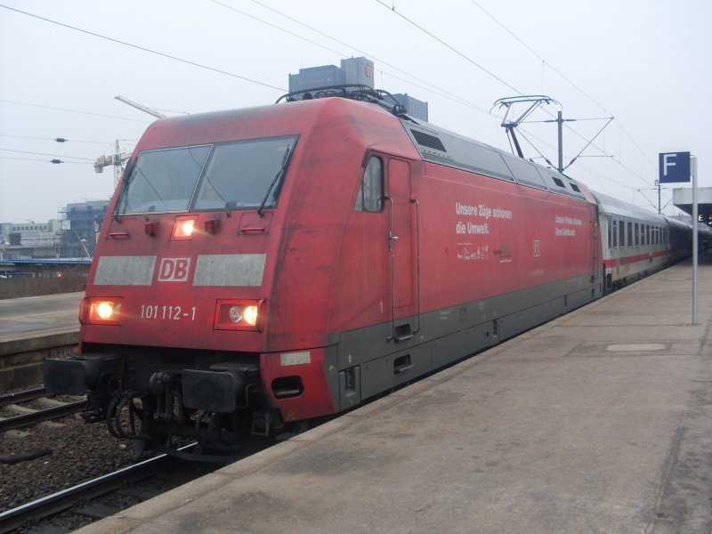 101-112-1 mit einem Zug von Berlin nach Schiphiol in Hannover HBF