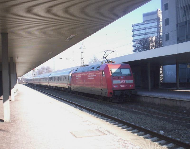 101 112-1 schiebt hier den IC aus Stuttgart nach Dortmund aus dem Duisburger Hbf am 29.01.2006