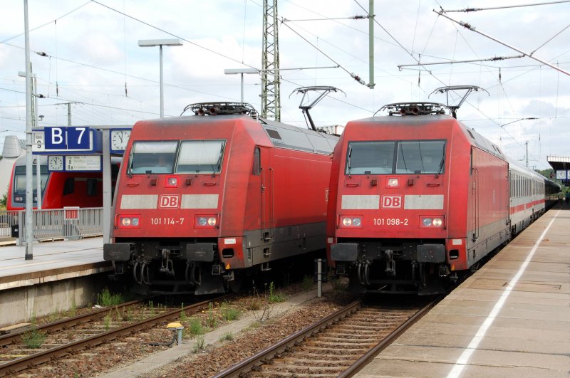 101 114 und 101 098 stehen am 03.08.09 mit ihren ICs im Magdeburger Hbf.