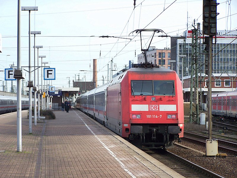 101 114-7 mit dem IC2359 von Kln nach Stralsund beim Hlat in Dortmund Hbf. Er hat jetzt noch gute 10 Stunden fahrt vor sich, bevor er Stralsund erreicht. 03.02.08
