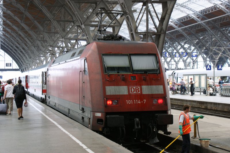 101 114-7 mit nun frisch geputzten Scheiben kann sie sich auf den Weg nach Oldenburg machen 