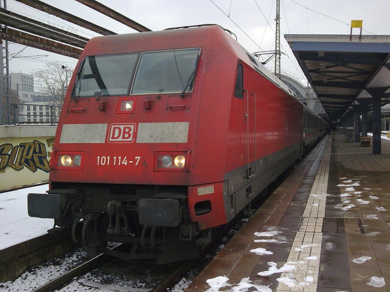 101 114-7 zieht den Zug Richtung Frankfurt am Main,grade wurden die Stromanehmer gewechselt (Richtung)