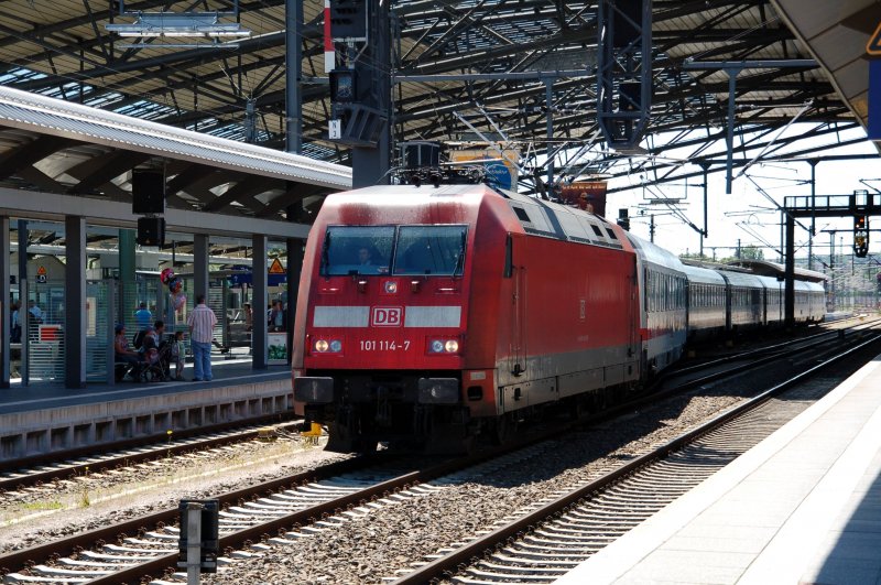 101 114 zieht nun den IC 2257 aus Erfurt nach Berlin. Fotografiert am 13.06.09.