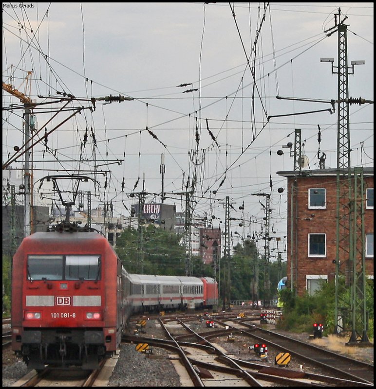 101 115 und 081 bef�rdern gemeinsam den IC2029 nach N�rnberg, hier bei der Ausfahrt von M�nster 1.8.2009