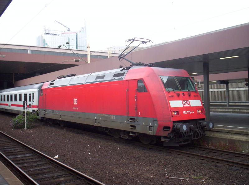 101 115-4 steht am 22.07.2005 in Dsseldorf Hbf. Sie schob ihren IC langsam aus dem Hbf in Richtung Ostseebad Binz.