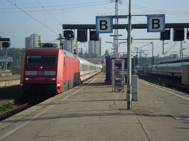 101 115  fhrt mit einem IC in Stuttgart Hbf ein. 