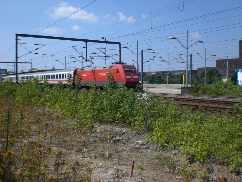 101 115 zieht einen IC aus dem Wolfsburger Hbf Richtung Berlin. 31.7.2008