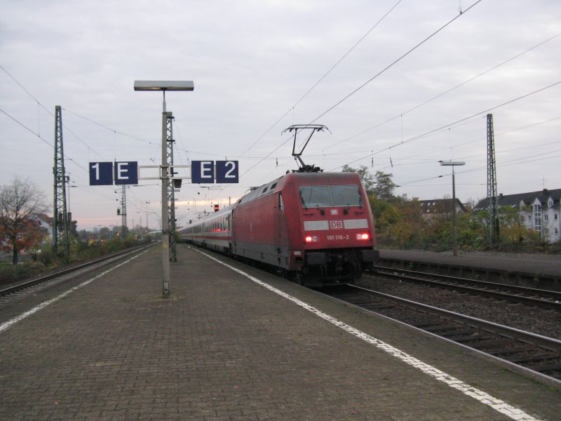 101 116-2 mit IC391 von Frankfurt(Main)Hbf nach Salzburg Hbf.Am 01.11.08 beim Halt in Bensheim.