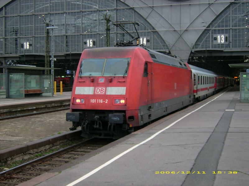 101 116 steht am 11.12.06 mit einem IC im Hbf Leipzig.