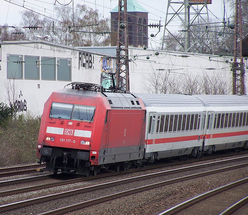 101 117-0 zieht einen InterCity durch Essen-Fronhausen am 30.03.08