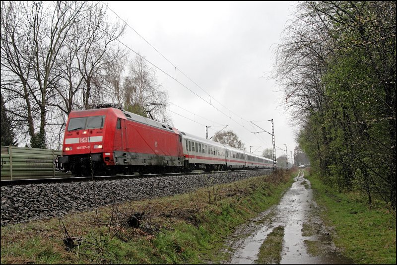 101 117 bringt den InterCity 437, von Norddeich Mole nach Luxembourg, bei Haltern am See Richtung Koblenz. (05.04.2008)
