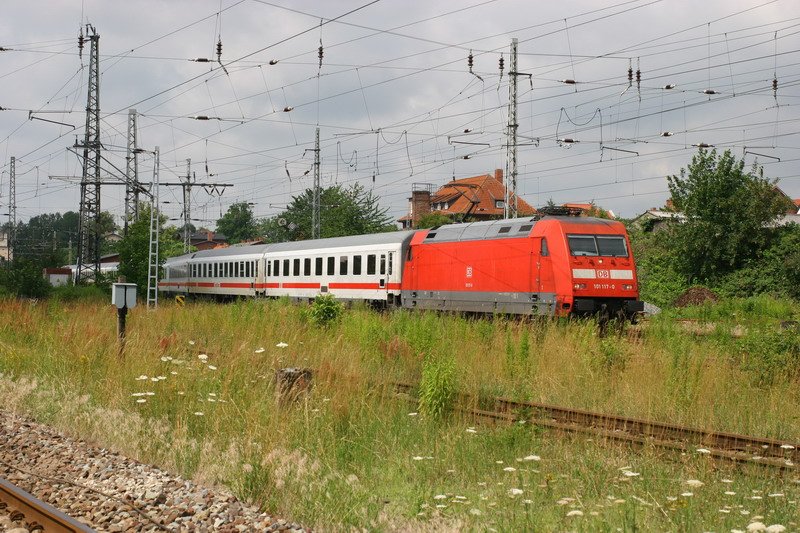 101 117 IC fhrt aus Bad Kleinen nach Rostock. 28.06.2007