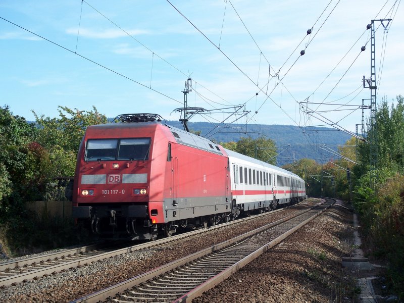 101 117 konnte am 30.09.07 mit einem unbekannten InterCity bei der Durchfahrt des S-Bahnhofs Heidelberg/Pfaffengrund Wieblingen festgehalten werden.