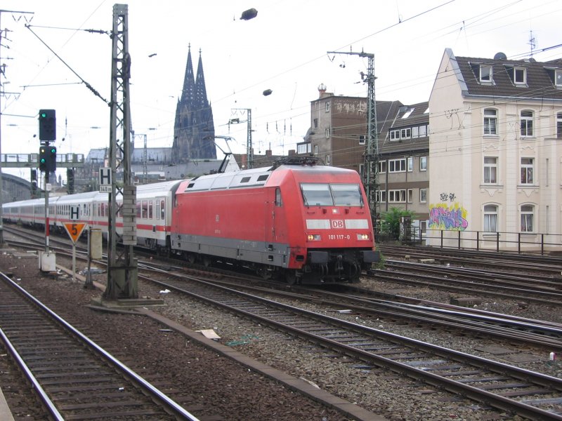 101 117 zieht am 23.06.2007 IC 2113 nach Stuttgart an der S-Bahn Station Kln-Hansaring vorbei.