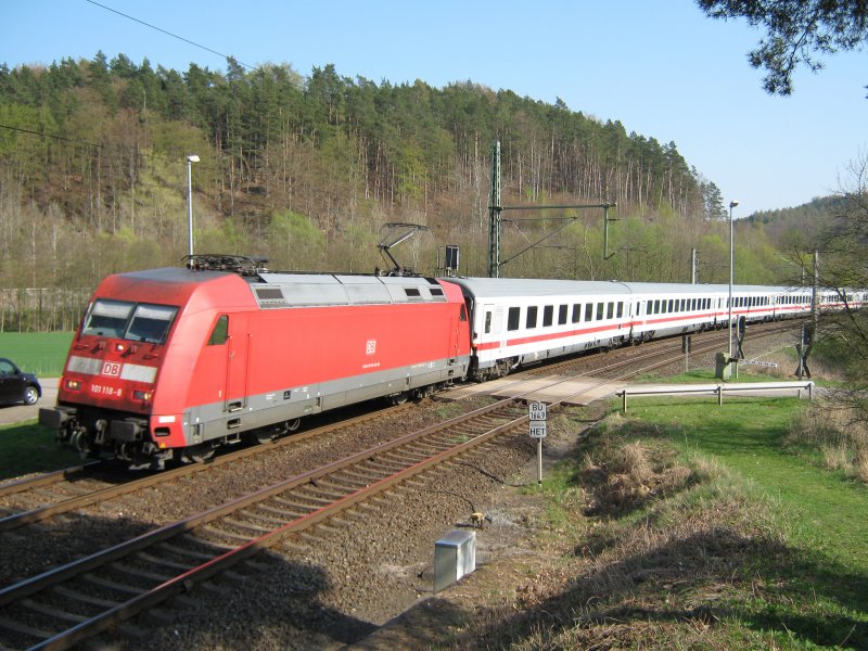 101 118-8 mit Umleiter IC Richtung Dsseldorf, legt sich, auf der Strecke Nordhausen - Kassel Wilhelmshhe, galant in die Kurve. 11.04.2009.