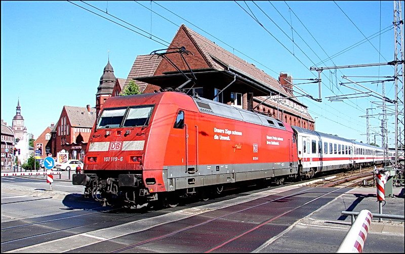101 119-6 hat mit IC2376 (aus Karlsruhe Hbf) den Stralsunder Hbf erreicht. (am 18.07.06) 
