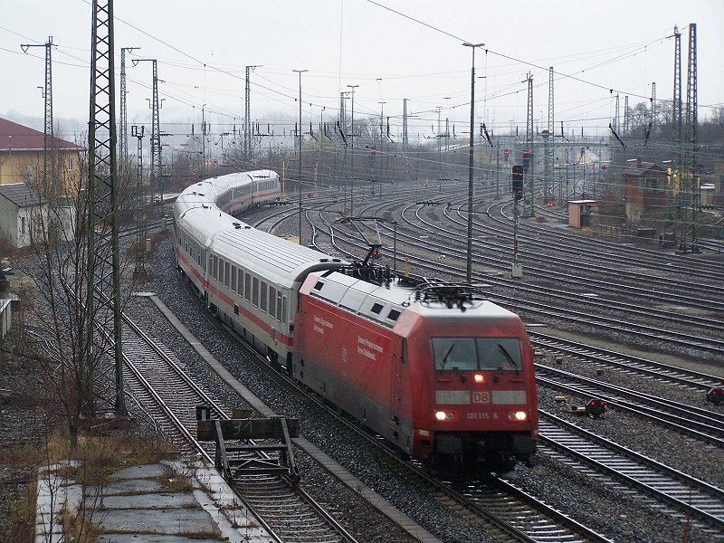 101 119-6 ist mit dem IC 2066 auf der Fahrt nach Karlsruhe Hbf. Hier bei der Einfahrt in Aalen am 21.Februar 2008.