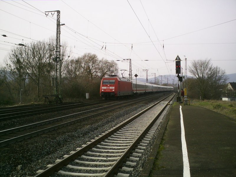 101 119-6 schiebt einen InterCity aus dem Bahnhof von Kreiensen am 23.02.2007.